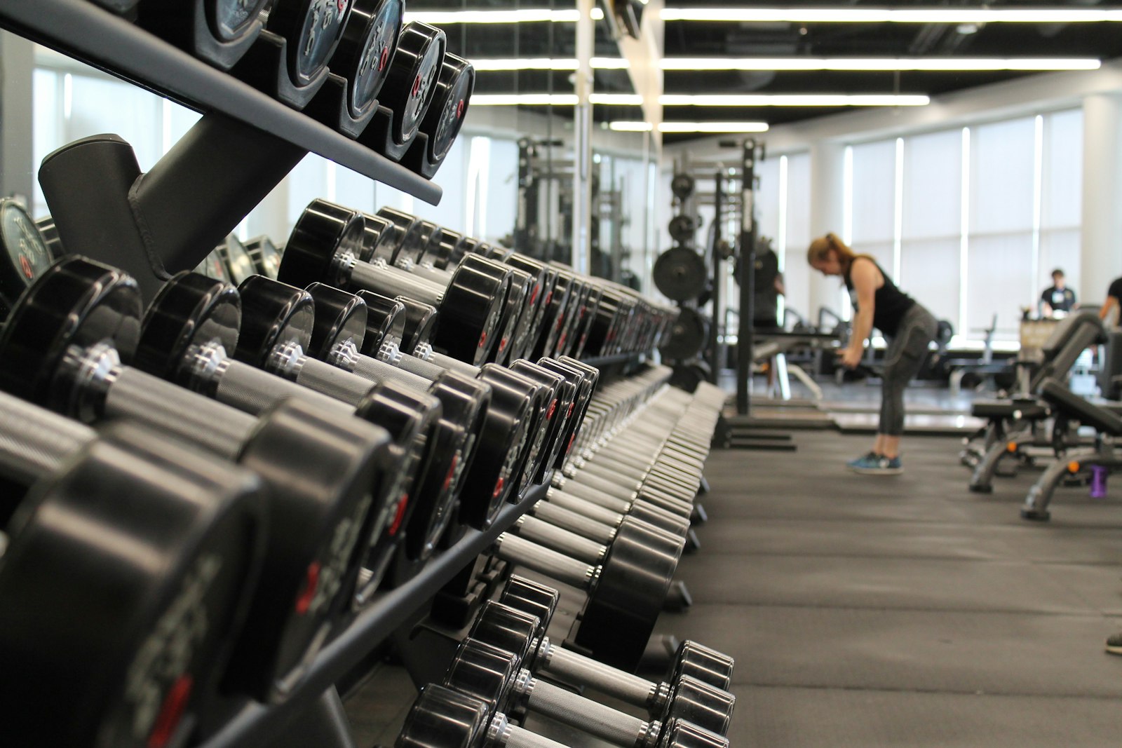Krafttraining an einer Stange.